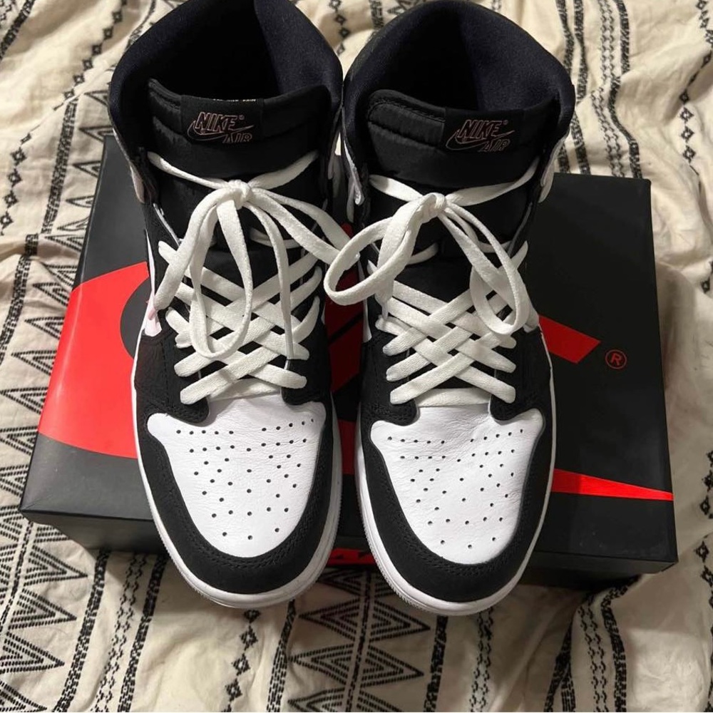 Jordan 1 Retro High OG Bleach Coral (2022 Drop)